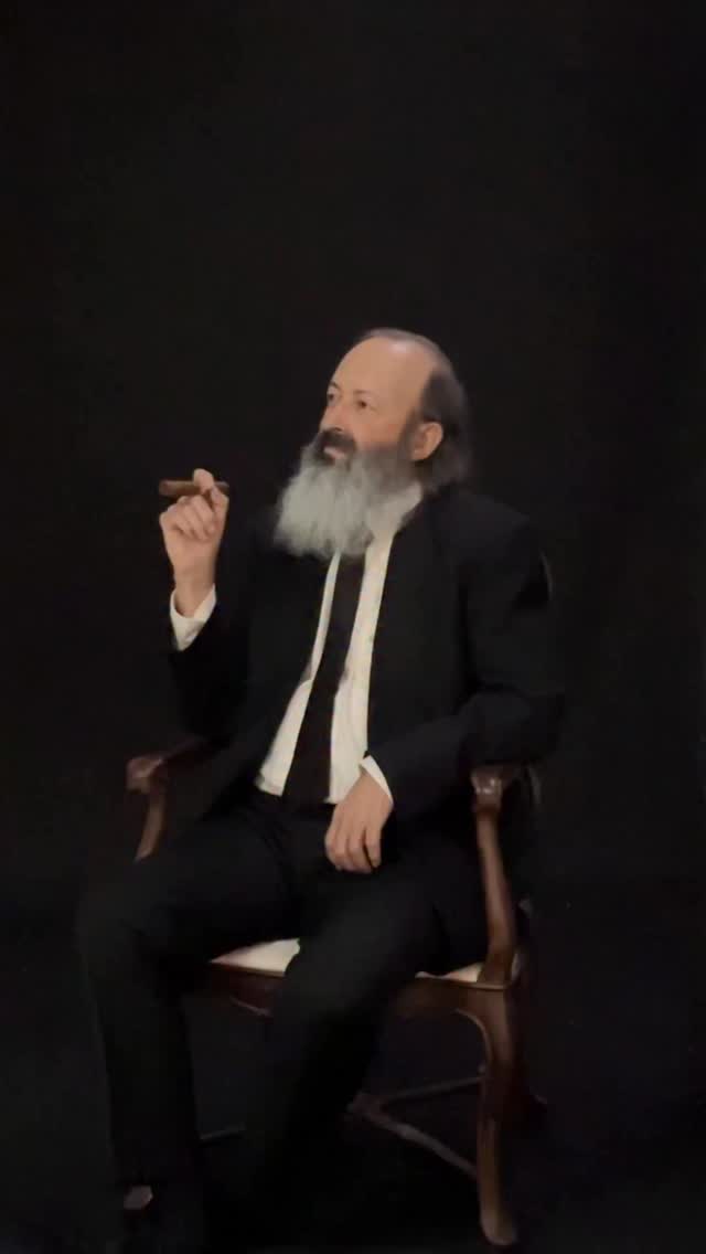 Hoy hemos pasado la jornada en el estudio trabajando un esquema de iluminación complejo, de esos que te obligan a pensar la luz antes de disparar.
Hemos construido la escena capa a capa, entendiendo qué hace cada fuente y por qué está ahí.
Por un lado, la luz principal, la que marca la direccionalidad, el volumen y el carácter de la imagen. Es la luz que decide desde dónde miramos al sujeto y cómo se modela su forma.
A partir de ahí, hemos añadido la luz de fondo, fundamental para dar contexto, separar planos y controlar el tono y la atmósfera del espacio. No es solo “iluminar el fondo”, sino decidir cuánto protagonismo tiene y cómo dialoga con el sujeto.
Y finalmente, las luces de recorte, esas luces sutiles pero decisivas que dibujan el contorno, separan al sujeto del fondo y aportan profundidad y tridimensionalidad a la imagen. Pequeños matices que marcan una enorme diferencia en el resultado final.
Una sesión centrada en entender la luz como un lenguaje y no como un simple ajuste técnico. Porque cuando sabes qué hace cada foco, la fotografía deja de ser azar y se convierte en decisión.
Gracias a @martinclemensstudio y a @alfmadeus
#tipsdefotografia #clasesdefotografia #tutorialfotografia #iluminacion