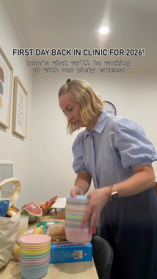 First day back in clinic for 2026!
So excited to be supporting families again this year 💛
Here’s what we’ll be working on with our picky eaters 👇
🍽️Food exposure (seeing, touching, exploring — no pressure)
👃 Sensory exposure & steps-to-eating work
🌱 Building food flexibility & expanding food variety
🗣️ Food communication & body awareness (learning to talk about taste, texture & comfort)
✋ Fine & gross motor skills for utensil use and confidence at the table
👄 Oral motor skills to support chewing and swallowing
Every session is about building safety, confidence, and skills — not forcing bites.
New to feeding therapy or need support in 2026?
DM me to find out how we can work together.
#feedingtherapy
#pickyeatinghelp
#paediatricnutrition
#problemfeeders
#parentingsupport