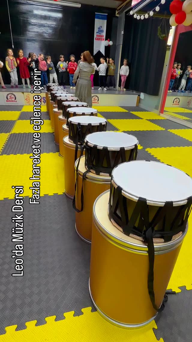 Leo Anaokulunda müzik dersi. Bir gün değil her zaman böyle