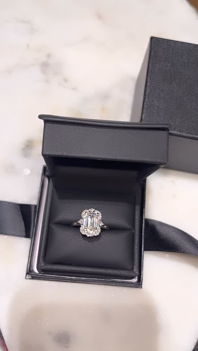 A great way to start the new year? With a brilliant, stunning diamond, on your finger. 💎✨Carefully custom created by Corey. ✨
#nataliajewellers #customjewelry #southsurreyjeweller #vancouverdiamonds #yvr