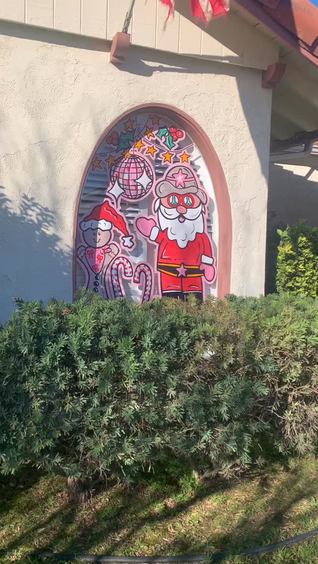 Let’s change some windows! How cute is this retro heart, disco Valentine’s Day window! LOVE when homes like to paint for ALL the holidays! It adds so much joy to your neighborhood. Contact me to get in the Valentine’s Day spirit; homes or businesses. Spaces is available starting next week.
#handpainted #windowsplash #windowpainting #ocmuralartist #muralartist