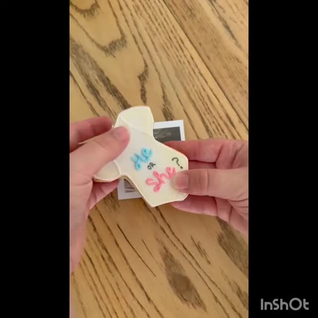 “He or she? 👀💙💕
Take a guess before the cookies tell all 👶✨
Baby shower cookies by @cookiesbylolli 🍪”