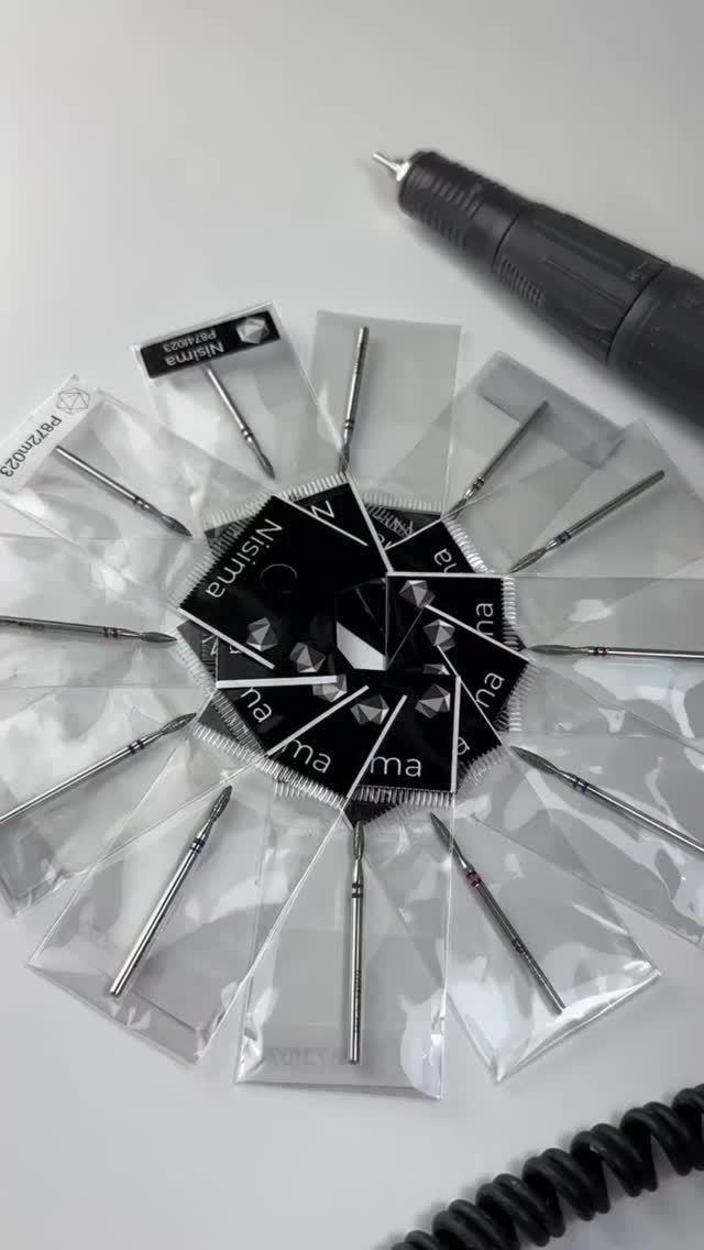 NISIMA Diamond Flame Bits ✨
Sharp & Blunt • Red & Blue Grits
Precision where it matters most.
Designed for safe, controlled cuticle work, NISIMA flame diamond bits deliver smooth results with minimal pressure — perfect for e-file dry manicure techniques.
🔹 Sharp flame — detailed cuticle opening & precision work for a professionals
🔹 Blunt flame — gentle lifting, safe for sensitive skin and great for beginners
🔹 Red grit — fine, delicate work
🔹 Blue grit — medium grit for efficient prep
🔹 High-quality diamond coating for durability & consistent performance
A must-have for nail techs who value control, safety, and refined results.
Available now at Nailglow Supplies ✨
Professional tools. Thoughtfully selected.