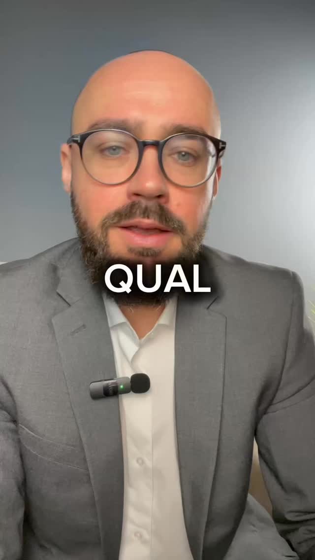 🧬 Qual ácido fólico suplementar?
Você sabia que existem diferentes formas de ácido fólico e que nem todo organismo consegue usar todas da mesma maneira?
Existe um polimorfismo genético muito comum no gene MTHFR que pode dificultar a conversão do ácido fólico tradicional para a sua forma ativa, aquela que o corpo realmente utiliza.
Por isso, antes de suplementar, a pergunta não é “qual ácido fólico eu costumo prescrever?”, mas sim:
👉 qual forma esse metabolismo está pedindo agora?
📊 Na metabolômica, um marcador importante para essa decisão é o ácido formiminoglutâmico (FIGLU).
Quando ele está aumentado, isso indica que o metabolismo não está conseguindo avançar corretamente nessa via.
Nesse cenário, o corpo não está pedindo metilfolato.
Ele está pedindo tetraidrofolato, que na prática suplementamos como ácido folínico.
🔬 Bioquimicamente, essa via depende do tetraidrofolato para que o aminoácido histidina seja corretamente metabolizado.
Sem isso, o FIGLU se acumula, e aparece claramente na metabolômica.
⚠️ Importante:
isso não invalida o metilfolato.
O metilfolato é avaliado em outra via, junto com homocisteína e metilação, sendo fundamental em contextos específicos, como gestação.
🧠 Conclusão:
não existe “o melhor ácido fólico”.
Existe o ácido fólico certo para aquele metabolismo, naquele momento.
E essa resposta vem da bioquímica em funcionamento, não de protocolos genéricos.
Salve este post e compartilhe com quem ainda acha que ácido fólico é tudo igual.