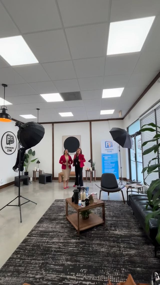 They came to record…
They left with brand-level photos 😮🔥
BTS of a @coworkerszone session with @finanzas.entacones Because every creator deserves pro visuals.
#CoworkerZone #FinanzasEnTacones #PodcastCreators #ContentCreators #OrlandoCreatives