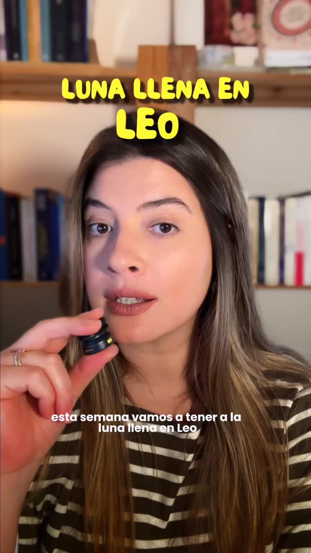 Esta Luna Llena en Leo ♌️ trae un momento de claridad emocional sobre cómo te estás expresando y qué tanto disfrutas lo que haces.
Estoy trabajando en el workbook para los Eclipses de Acuario-Leo y me gustaría dejar acá dos de las definiciones que aplican de igual manera a la energía Leo y que son cosas que vamos a notar en los próximos días.
☝🏻¿Cuando hablamos de que la luna llena en Leo tiene que ver con Orgullo y Autoexpresión, qué es lo que realmente significa eso?
✨Orgullo: Sentido de valor propio y dignidad personal. Bien integrado, sostiene la autoestima. En exceso, se vuelve rigidez. Con la energía de Leo tan activa, el orgullo muestra dónde te afirmas y dónde te defiendes por miedo a no ser visto.
✨Autoexpresión: Capacidad de mostrar quién eres a través de acciones, palabras y elecciones personales.
¿Qué tan orgulloso te sientes hoy de ti? ¿Qué estás listo para mostrar?
Ahora, la luna llena cierra un ciclo que empezó en los alrededores del 24 de julio de 2025 y muestra si ese impulso creativo (capacidad de crear desde el deseo propio) sigue vivo o se fue apagando en el camino. Con una carga fuerte en Acuario, la pregunta no es solo personal, también tiene que ver con tu lugar dentro de algo más grande, con qué ideas, vínculos y proyectos ya no encajan en la versión de futuro que estás construyendo. Lo que se revela marca un punto de giro y abre la antesala de la temporada de eclipses. Lo que ya no vibra contigo empieza a quedar en evidencia.
#astrology #astrologia #lunallena