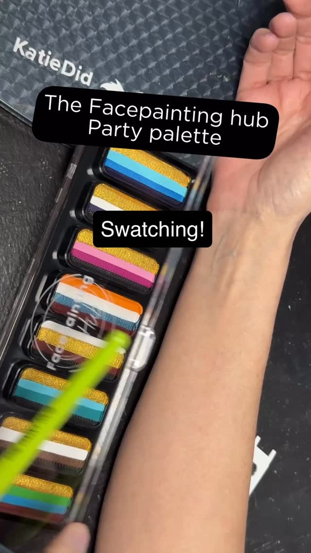 Swatching The Facepainting Hub Party Palette! This UK brand is available at @artfactoryus !
@facepainting_hub
#facepaintswatches #facepaint #onestroke #facepainthub