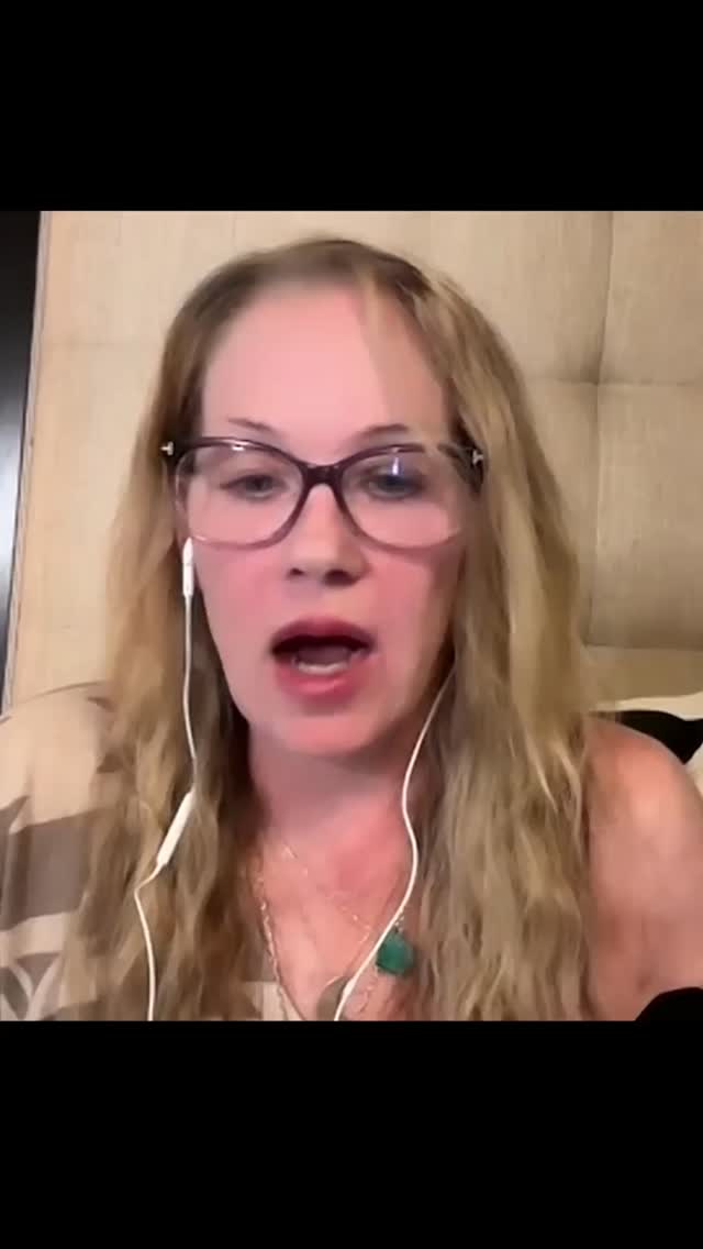 When you feel like you’re falling apart, you’re not alone. You’re human. And Christina Applegate just gave you permission to show up exactly as you are.
@jesposito @catyezbak #christinaapplegate