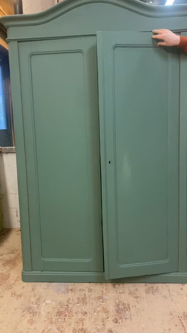Almost finished- who wants this incredible green hunk? #antiquewardrobe #flippedfurniture #nachhaltigwohnen #greenlife #ilovevintage