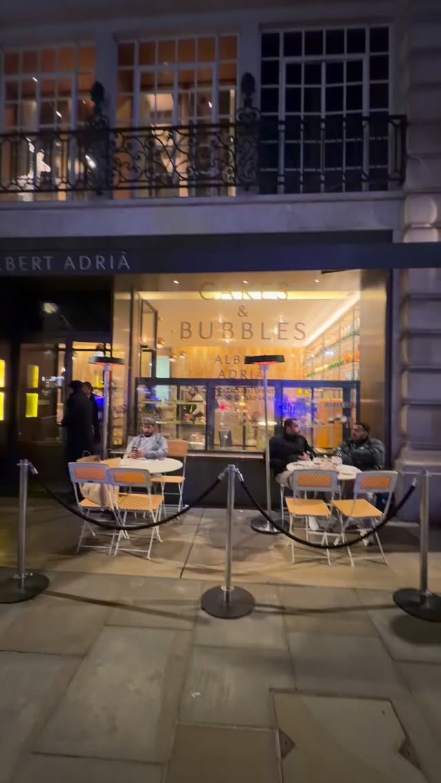 @cakesandbubbleslondon what more could you want on a winters afternoon in London 🇬🇧
Champagne and desserts produced by one of the worlds best pastry chefs @albertadriaprojects
@luxuryprivatechef
#luxuryprivatechef #cakesandbubbles #albertadrià #london #champagne