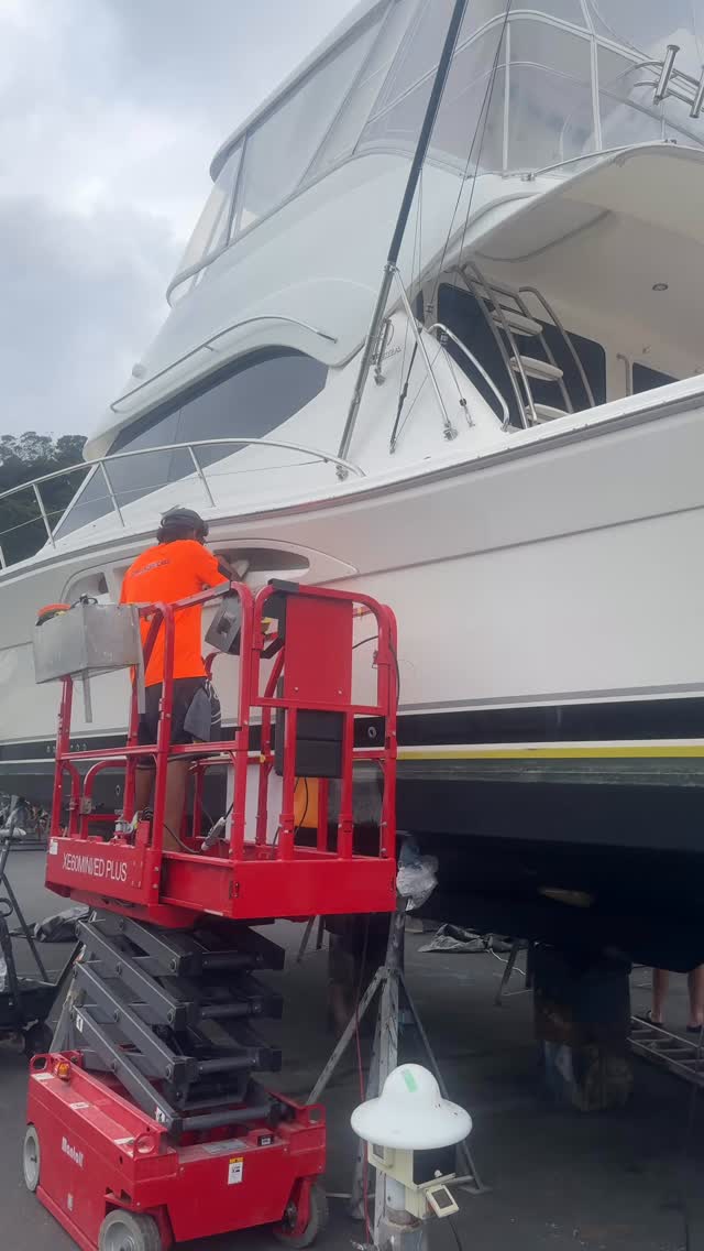 Another hull polish in progress at the @bayofislandsmarina boatyard #totalyachtcare #bayofislandsnz #boatmaintenance #boatcare