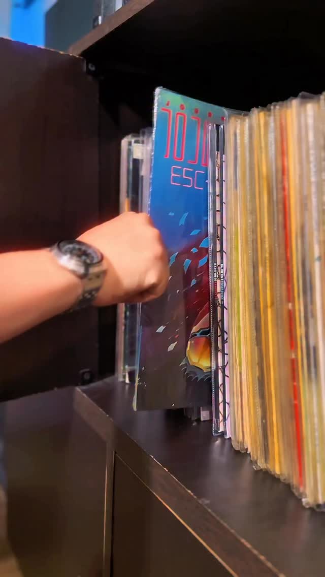 Hay discos que no solo se escuchan…
se comparten.
Un rato en casa, un LP girando en el plato y Lola acompañando el momento. 🐾
Hoy fue turno de Escape de Journey, porque la música también se vive así: sin afán, con compañía y con historia.
🎶🐶✨ Colombia 🇨🇴
#VinylLife #Journey #Escape #Rituales #VidaEnVinilo MusicLovers PerrosYVinilos