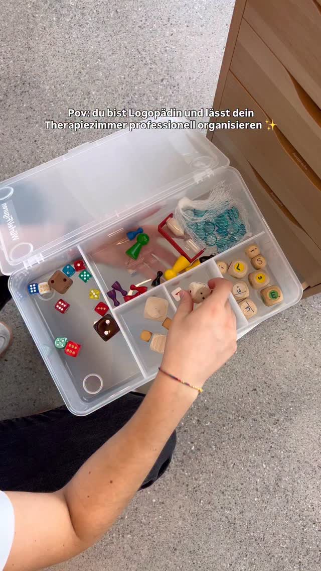 deshalb⤵️
1. Weniger Ablenkung – mehr Fokus für die Arbeit
Ein klar strukturierter Raum reduziert visuelle Reize.
Kinder (und Erwachsene) können sich besser konzentrieren, wenn Materialien nicht ständig im Blickfeld konkurrieren.
2. Schnellere Abläufe im Arbeitsalltag
Wenn jedes Material einen festen Platz hat, entfallen Suchzeiten.
Das schafft mehr effektive Arbeits- oder eben wie hier, Therapiezeit ohne zusätzlichen Stress zwischen den Lektionen/Sitzungen.
3. Sicherheit & Selbstständigkeit für Kinder
Übersichtliche, logisch aufgebaute Systeme ermöglichen es Kindern, Materialien selbst zu holen und zurückzulegen.
Das stärkt Orientierung, Selbstwirksamkeit und Routinen.
4. Professioneller Eindruck für Eltern & Klient*innen
Ein aufgeräumter, durchdachter Raum vermittelt Kompetenz, Ruhe und Struktur.
Eltern spüren sofort: Hier wird mit Klarheit und Qualität gearbeitet.
5. Ein Raum, der dich entlastet
Weniger Chaos bedeutet weniger mentalen Ballast.
Der neu organisierte Arbeitsplatz unterstützt dich.
Bereit für ein glow up bei dir auf der Arbeit? schreib mir eine dm 💌
.
.
.
.
.
.
home organizing
decluttering
familienalltag
ordnungssysteme
ordnung schaffen
schweiz
aufräumhilfe
#thun #bern #aufräumen #organisieren #loslassen minimalismus struktur kleiderschrank thehomeedit mariekondo ordnungstipps