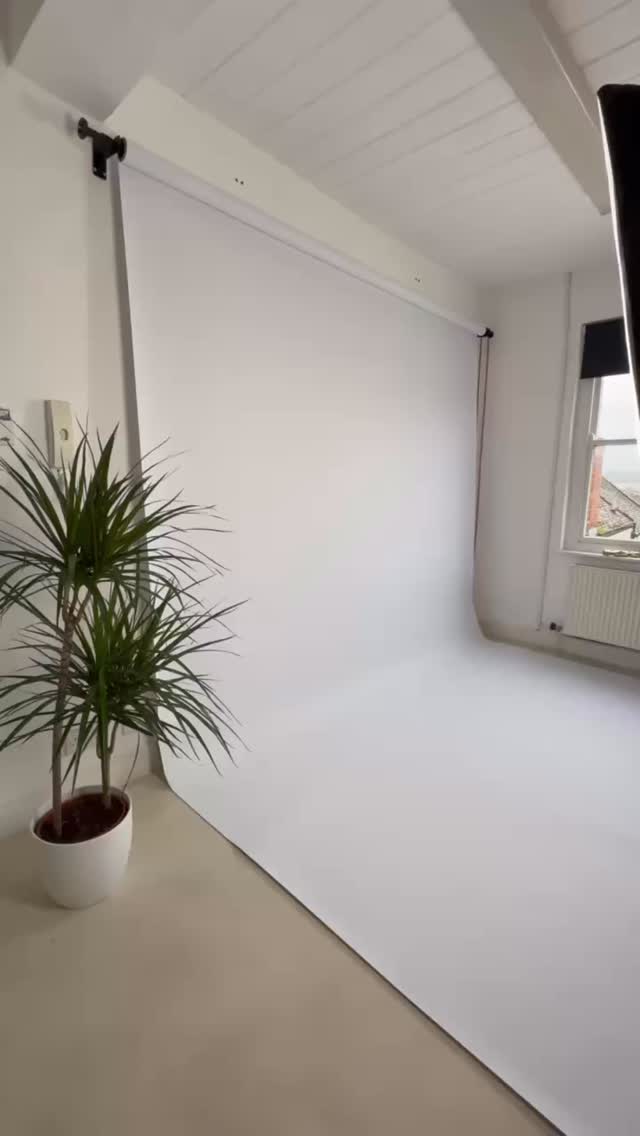 We have recently upgraded to a hugeee white screen perfect for group shoots!! ✨