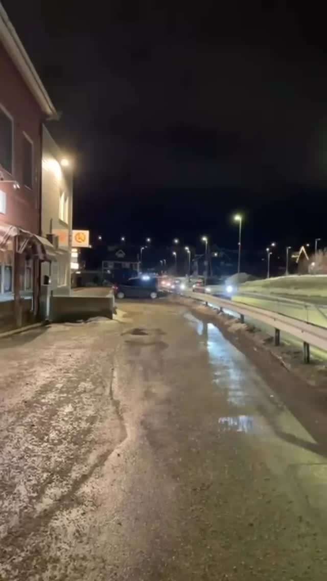 Vi avsluttet akkurat en jobb før jul der vi renoverte gamle aluminiumsvinduer i en middels stor leilighet hvor både trafikkstøy, trekk og kulderas var en utfordring.
Vinduene var krevende med liten plass for nye glass, men sammen med CG-Glass fikk vi til en svært god løsning der vi også fikk inn ekstra støydemping.
Kunden ble veldig fornøyd, ingen kald trekk og det er ikke kaldt på gulvet lengre. Redusert strømforbruk er vanskelig å måle nå men er beregnet til ca 7000 pr år. Ikke minst er det nå nesten helt stille i leiligheten.
Jobben ble gjort på to dager, innenfra og uten stillas og bråk og støv. ✅ Ta kontakt for en uforpliktende befaring av dine vinduer!