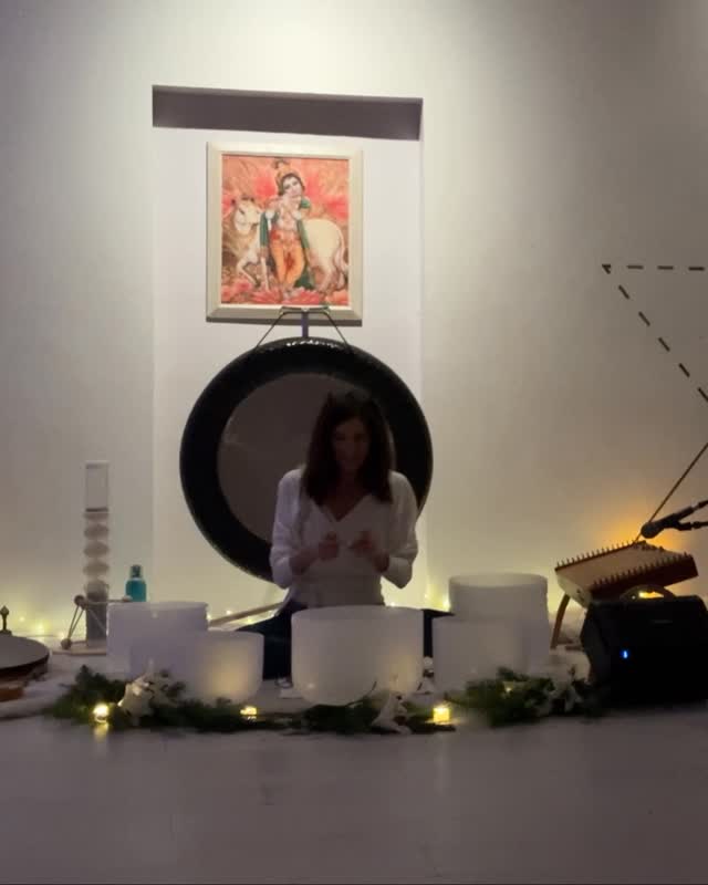 New Moon 🌑 New Year ✨
🕯️ Ignite your vision
✍️ Write your reality
🎶 Embody it through sound and let frequency take form
Join me this Sunday at Light on Lotus 🌸 for our
Join me this Sunday for our Annual New Moon / New Year Sound Bath + Visioning & Journaling Ritual 🌙📝✨🎶
📍Light on Lotus • Mar Vista
🗓️ This Sunday 7pm
🎟️ Reserve your spot (link in bio)
#soundbathmeditation #soundmeditation #soundbathlosangeles #marvista #newmoonintentions @marvistavillage