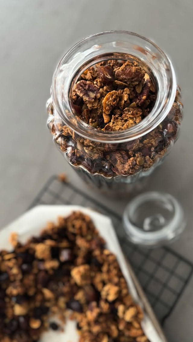 Quand le levain devient rituel du matin.
Granola au levain.
Simple, vivant, gourmand et nourrissant.
Tu veux la recette.
Commente GRANOLA.
#LaMieNomade
#ApprendreLeLevain
#Levain
#SurplusDeLevain
#granolamaison