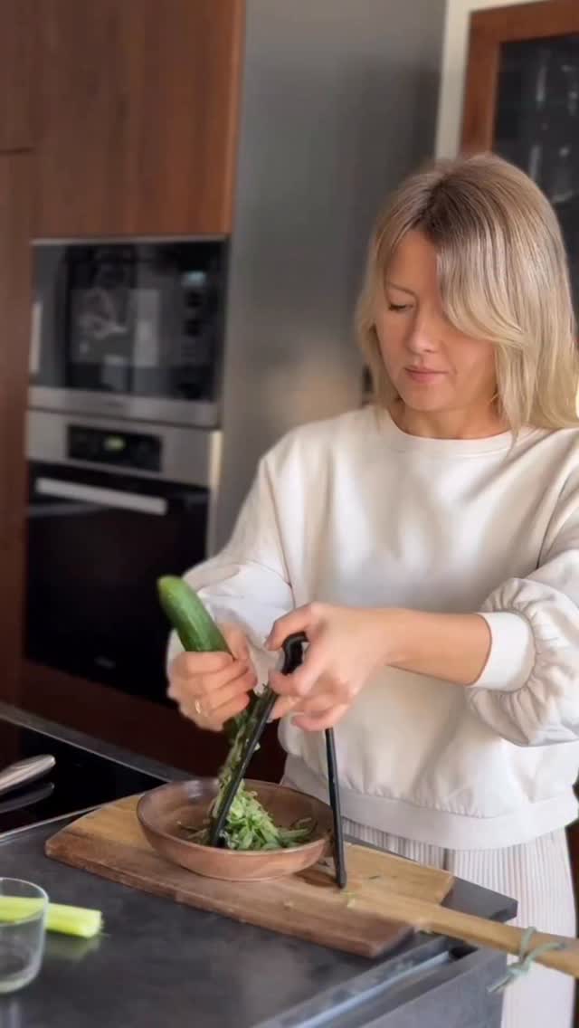 Es ist nicht, was du denkst
Nicht jeder Blähbauch ist ein Darmproblem.
Und nicht jedes Symptom braucht eine neue Erklärung.
Viele Körper reagieren nicht auf Lebensmittel,
sondern auf Zurückhalten.
Auf Anspannung.
Auf Funktionieren.
Auf „Ich halte das schon aus“.
Solange du nur am Symptom arbeitest,
aber nicht am Zustand,
bleibt der Körper logisch.
Nicht kaputt.
Logisch.
Wenn du verstehen willst, warum dein Körper reagiert,
obwohl du „alles richtig machst“,
kommentiere RESET.
#blähbauch #darmverstehen #entzündungsfrei
#stressundkörper #nervensystem
ganzheitlichegesundheit frauenwissen
körperlesen