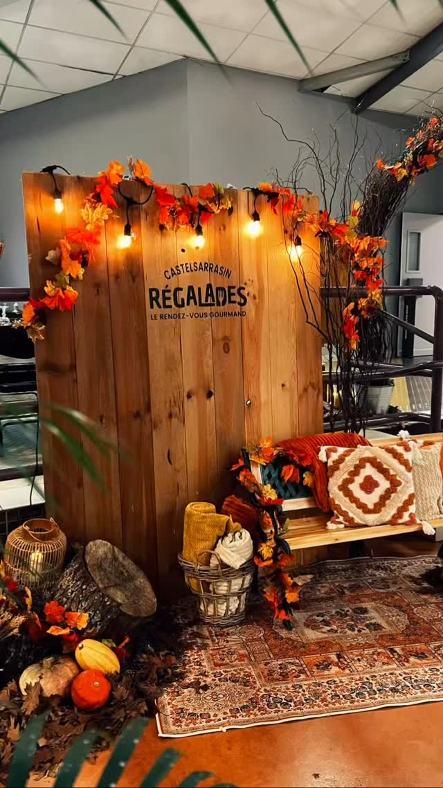 LA RÉGALADE | 🍂
Quand l’automne s’invite dans vos événements, tout devient plus chaleureux.
Pour cette soirée, nous avons imaginé une scénographie enveloppante : un ciel lumineux au-dessus des regards, des suspensions de feuilles aux teintes de saison, et une décoration pensée comme un cocon.
Bois naturel, lumières tamisées, courges et cucurbitacées, feuillages, branchages et bougies…
Chaque détail racontait la beauté simple de l’automne, cette saison où l’on ralentit, où l’on partage, où l’on savoure l’instant.
Une ambiance douce, lumineuse et réconfortante, exactement comme on les aime chez Bakarra 🤍
Un grand merci à la mairie de Castelsarrasin pour sa confiance renouvelée.
#bakarraevenements #automne #evenementiel #montauban #toulouse