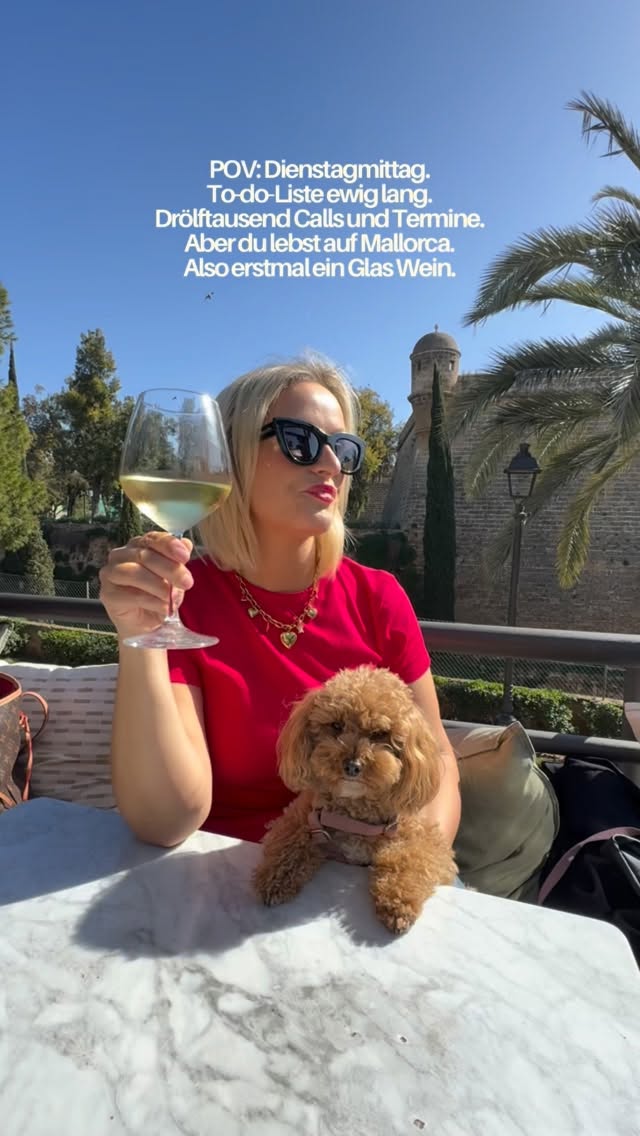 Okay, ich arbeite hier definitiv anders als in Deutschland, vor allem mit besserer Work-Life-Balance.
Als Selbstständige kann ich mir meinen Tag selbst einteilen und mal ehrlich:
Was spricht dagegen, an einem Dienstag Nachmittag ein Glas Wein in der Sonne zu trinken? 🍷☀️
Während in Deutschland der Januar noch klirrend kalt ist, sitze ich hier in Palma, genieße die Wintersonne und frage mich, warum ich nicht schon früher ausgewandert bin. Mallorca macht’s halt einfach möglich. Ein bisschen arbeiten, ein bisschen leben und zwischendurch mal aufs Meer schauen. Besser wird’s nicht. 🌴
Und für alle, die sich fragen, ob das immer so entspannt aussieht…
Ja. Meistens schon. 😜