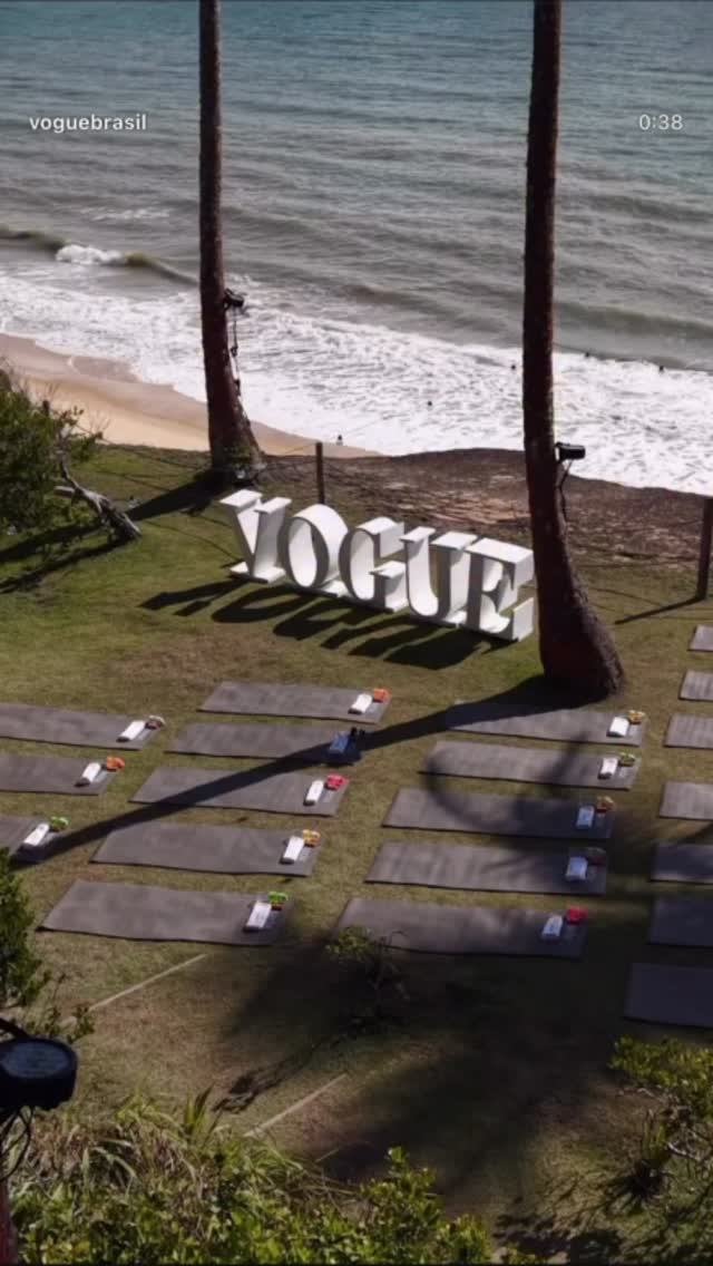 Mats @yogibudayoga para @sede.energy no Vogue Summer Day Trancoso ☀️