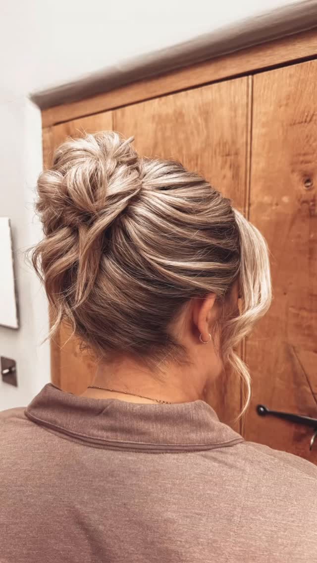 Loved creating this Pammy inspired updo for a gorgeous bridesmaid @parrgreenhall
.
#pammyupdo #bridesmaidupdo #bohohairstyle