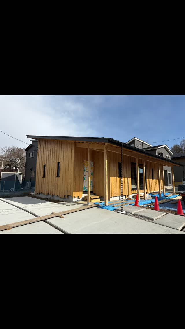【富士河口湖町・呉井塚の家】
本日の現場、内部工事が進んでいます!!
#梶原建築 さんは、電磁波対策を標準施工としています。
緑色のシートは導電性繊維と呼ばれるアースがとれるシートです。
滞在時間の長いスペース(特に寝室)に覆い、床から1mまでを対策しています。
シート張り後、床の仕上げ作業。
割付は南北に通るようにしてもらいました。
基準となる位置はお任せですが、現場での判断がとても大切なところです。
チームで設計施工しているメリットですね。
◎完成見学会/予定
お施主様のご厚意で完成見学会を予定しています。
詳細が決まり次第お知らせします◎
構造:耐震等級3(許容応力度計算3)/木造大型パネル工法
気密(中間値):C値=0.2㎠/㎡
断熱:UA値0.19 Q1住宅Level2
認定低炭素住宅
#豆政計 #TeamBeans #mamemasahakari
#本日の現場