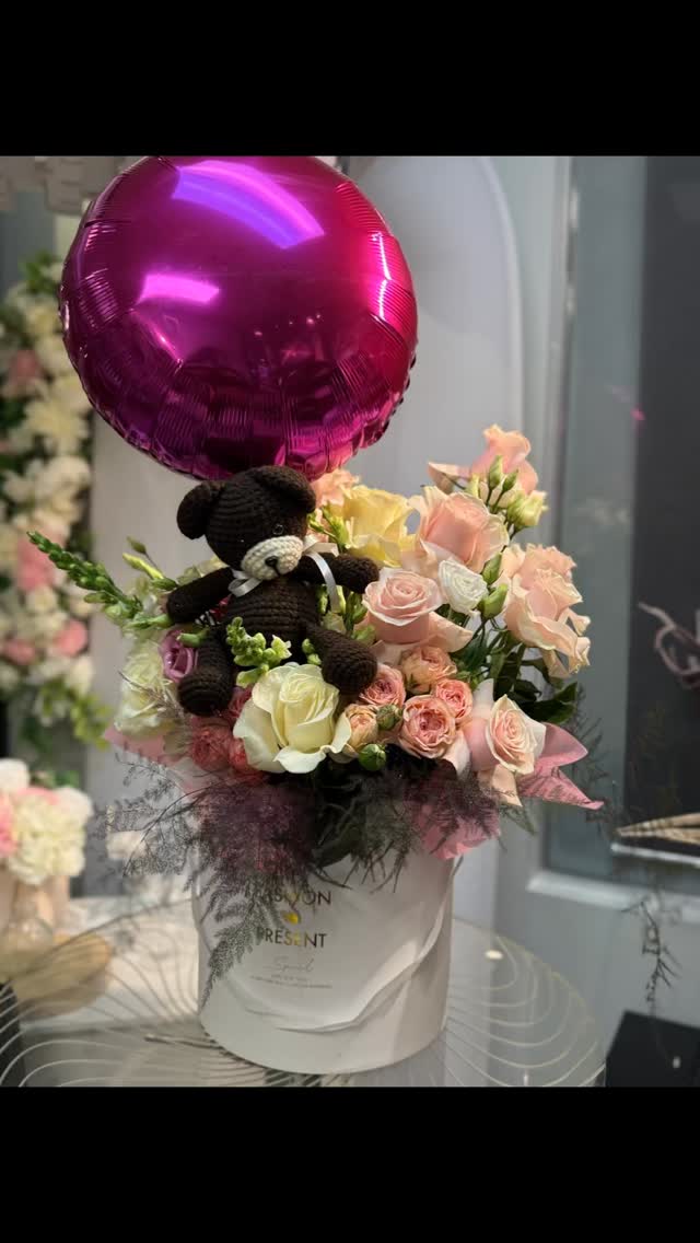 Another flower box for a happy heart 💐🧸🎈
Flowers, a teddy, and a balloon… the ultimate trio for smiles! 😍
Made with love by La Pegaz Flower Boutique
#lapegazflowerboutique #FlowerBoxLove #HappyCustomer #FlowerGoals #GiftIdeas #TorontoFlorist #OntarioFlorist #BalloonsAndBlooms #TeddyBearVibes #MadeWithLove