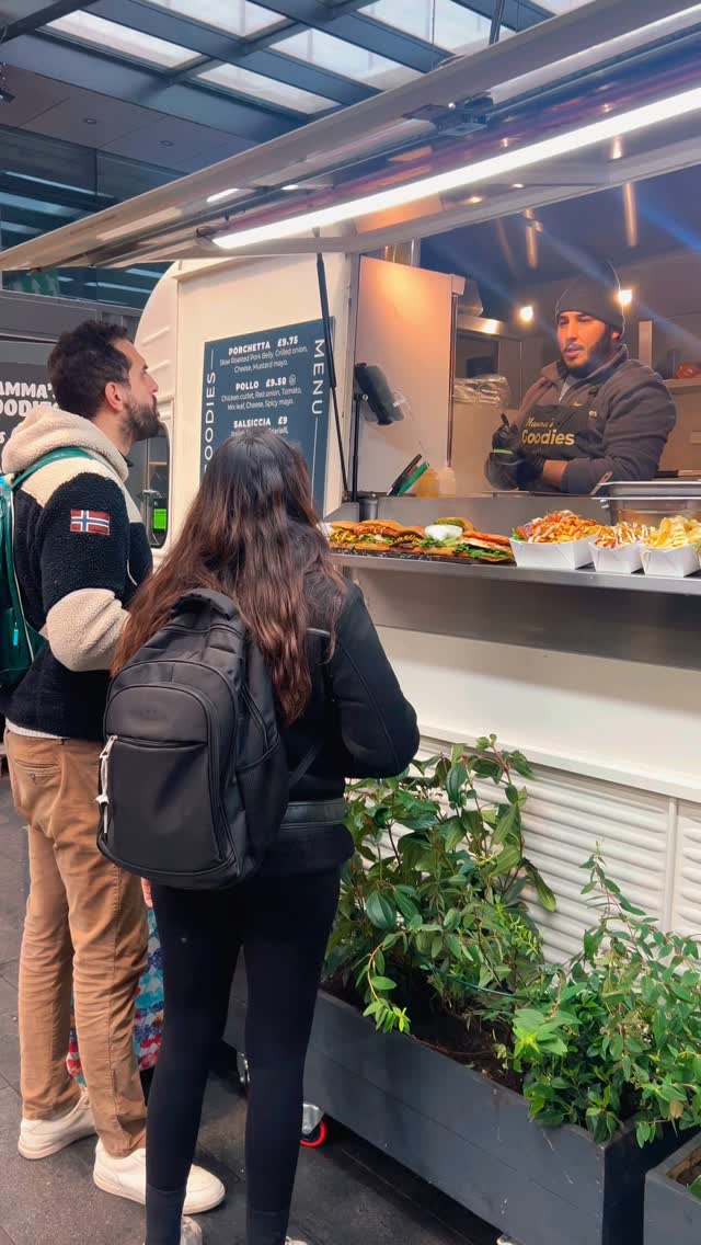 Hot porchetta, good vibes, and full hearts 📍#SpitalfieldsMarket
Come hungry, leave happy — or order online and stay cozy ☺️
#MammasGoodies
#Porchetta
#WinterEats
#Spitalfields
#LondonFoodies
#LondonEats
#ItalianStreetFood
#ComfortFood
#StreetFoodLondon
#MarketVibes
#FeelGoodFood
#OrderOnline