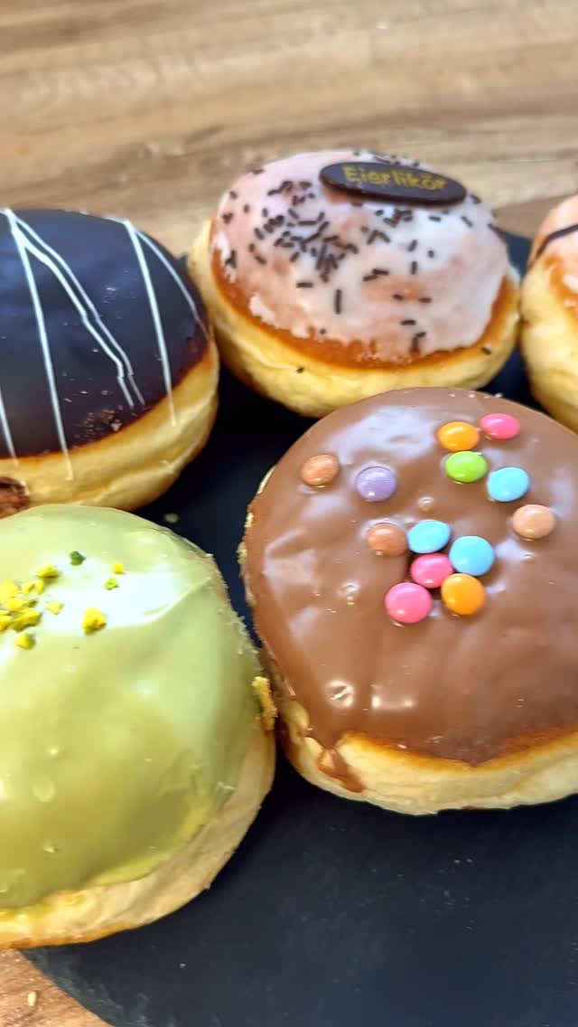 So sieht es aus, wenn das Team die Berliner-Wochen feiert! 🎉😋
Jeder konnte sich seinen Favoriten aussuchen – ganz nach Lust und Laune.😏
Pistazie, Schoko, Eierlikör, Kinder, Pudding oder doch der Klassiker mit Himbeer-Johannisbeer-Konfitüre – auf unserem Tablett war alles vertreten. 😍
Übrigens: Bei unserer 6+1 Aktion gibt’s zu 6 gekauften Berlinern den 7. Klassiker mit Himbeer-Johannisbeer-Konfitüre gratis obendrauf! 🎁
#baeckereiraisch #raisch #konditorei #bäckerei #backwaren #berliner #krapfen #foodmoment #teamvibes #süßepause