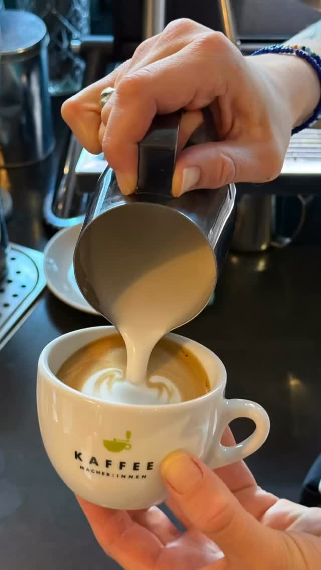 Happy weekend!✨
Kommst du auf einen guten Kaffee vorbei oder probierst du unser Brunch-Menü?
Gerichte aus der Küche kannst du bis 14:00 Uhr bestellen.
Wir bieten den ganzen Tag über eine Auswahl an Quiches, Sandwiches, Buns, Kuchen, Cookies und mehr an ❤️.
Samstags und sonntags von 09:00 bis 18:30 Uhr geöffnet.
#caféfrühling #coffee #latteartgram #latteart #specialtycoffee