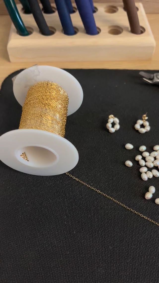 Chaque perle est unique, tout comme la personne qui la porte. Nous sélectionnons méticuleusement les perles pour créer la forme florale, fabriquée à la main pour vous en France.🇫🇷
Each pearl is unique just like the person who wears it. We meticulously select the pearls to create the floral shape, handmade for you in France.🇫🇷
#bijouxartisanaux #pearljewelry #madeinfrance #giftforher #14kgoldfilled