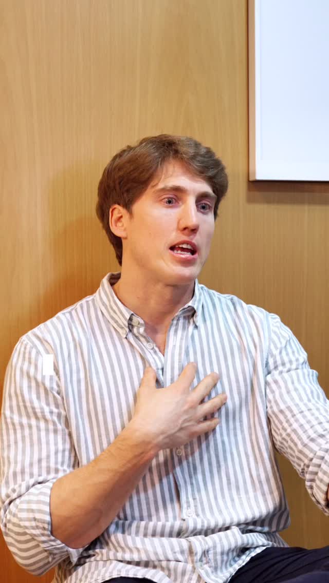 “Me operaron con 6 meses de vida.” 🤍
Nací con fisura labio-palatina y hoy llevo una vida completamente normal.
Fui al colegio, hice amigos, estudié, reí, sonreí… como cualquier otra persona.
Mis padres también tuvieron miedo cuando recibieron el diagnóstico.
Pero con el tratamiento adecuado, el acompañamiento correcto y un equipo especializado, ese miedo se transformó en tranquilidad.
Este testimonio es para ti, mamá o papá, que hoy estás mirando una ecografía con el corazón encogido.
Tu bebé tiene futuro.
Y no está solo 💙
💬 ¿Qué es lo que más te preocupa en este momento?
📩 Guarda o comparte este mensaje con quien lo necesite hoy.
#FisuraLabioPalatina #HistoriasReales #ClínicaTresserra #fisuralabial