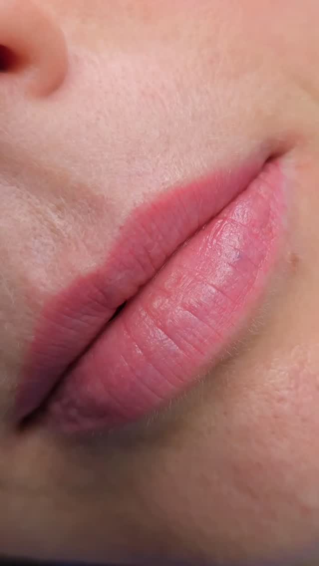 These lips healed beautifully ✨️! But after the 2nd session, there are no words for how beautiful they are 🤌🏽
Enhanced lip symmetry, gives color to pale and aging lips, customized lip shade ... and wake up looking refreshed! Lip blushing is definitely worth it!
DM or text 843-499-4357 to schedule your appointment!!
#lipblush #lipblushtattoo #permanentmakeup #SouthCarolina ##Charleston