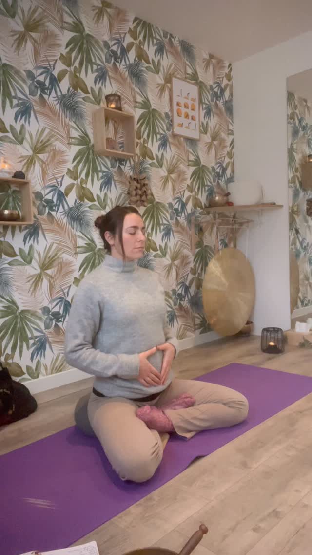 Ma première lettre d’amour 💌 🐣
Pour m’accompagner pendant ma grossesse, j’ai choisi le programme « MamaMoves » de @junechezvous_yoga ✨
Je vous en parle très bientôt mais vous pouvez déjà bénéficier d’un code promo spécial Mama.🤰🏻
MAMA-LAETITIA15
Legging de grossesse @orchestra_official
📍@asso_terre_a_tair
#yogapregnancy #loverletter #yogapyrenees