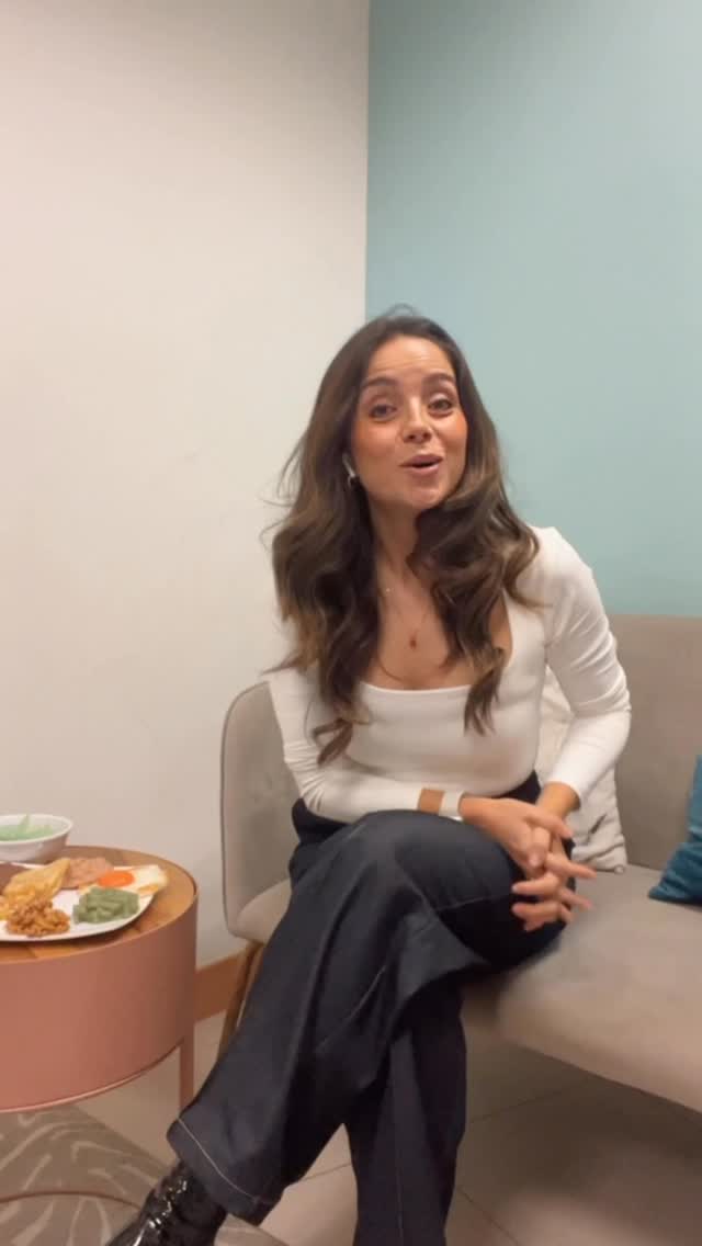 Hola ❣️
Para quienes son nuevos por aquí (y para quienes ya están desde hace tiempo), quería volver a presentarme.
Soy María Isabel Cevallos, nutricionista, y creo profundamente en la educación nutricional como base del bienestar.
Trabajo desde un enfoque de nutrición intuitiva, consciente, funcional y respetuosa, porque no creo en imponer reglas, sino en acompañar procesos reales. 😊
Mi propósito es ayudarte a entender tu alimentación, empoderarte de tus decisiones y construir hábitos que sí se sostengan en el tiempo, en la etapa de vida en la que estés.
Por eso tengo dos espacios, cada uno con un propósito claro:
👩🏽⚕️ @mariaisabelcevallos_nutricion
Nutrición clínica, salud digestiva, educación alimentaria, relación con la comida y bienestar integral.
👧🏼 @generacionblw
Nutrición infantil y familiar, embarazo, alimentación complementaria y primeros años de vida.
Aquí comparto información, herramientas y recursos que buscan sumar, acompañar y aliviar la carga mental que muchas veces trae la alimentación.
Gracias por estar ❣️
Y si este mensaje conecta contigo, bienvenidos y bienvenidas a este espacio!