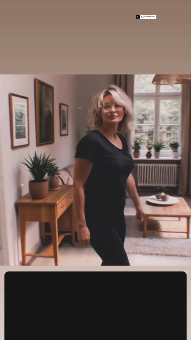 Nu varer det ikke længe, før ”Fars blå øjne” er på gaden.
Trykpressen kører. Udgivelsen nærmer sig.
Jeg savner allerede karaktererne (Svend! Theo! 🥹) - men er glad for, at de nu får deres eget liv.
Jeg stresser ikke over udgivelsen. Haha.
Bruger bare lidt energi på at hoppe med på ”Turn the lights off”-trenden.
(To måneder for sent - men who cares 🕺)
#Bogudgivelse #FarsBlåØjne #PreLaunchMood #Bookstagram #TurnTheLightsOff