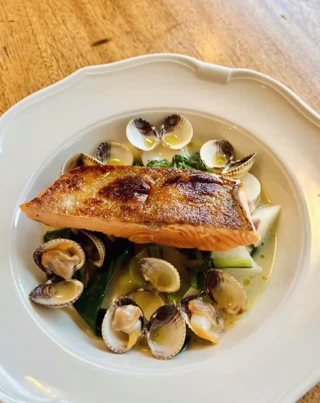 Filet de truite, crème de fenouil, crevettes et navets, coques.