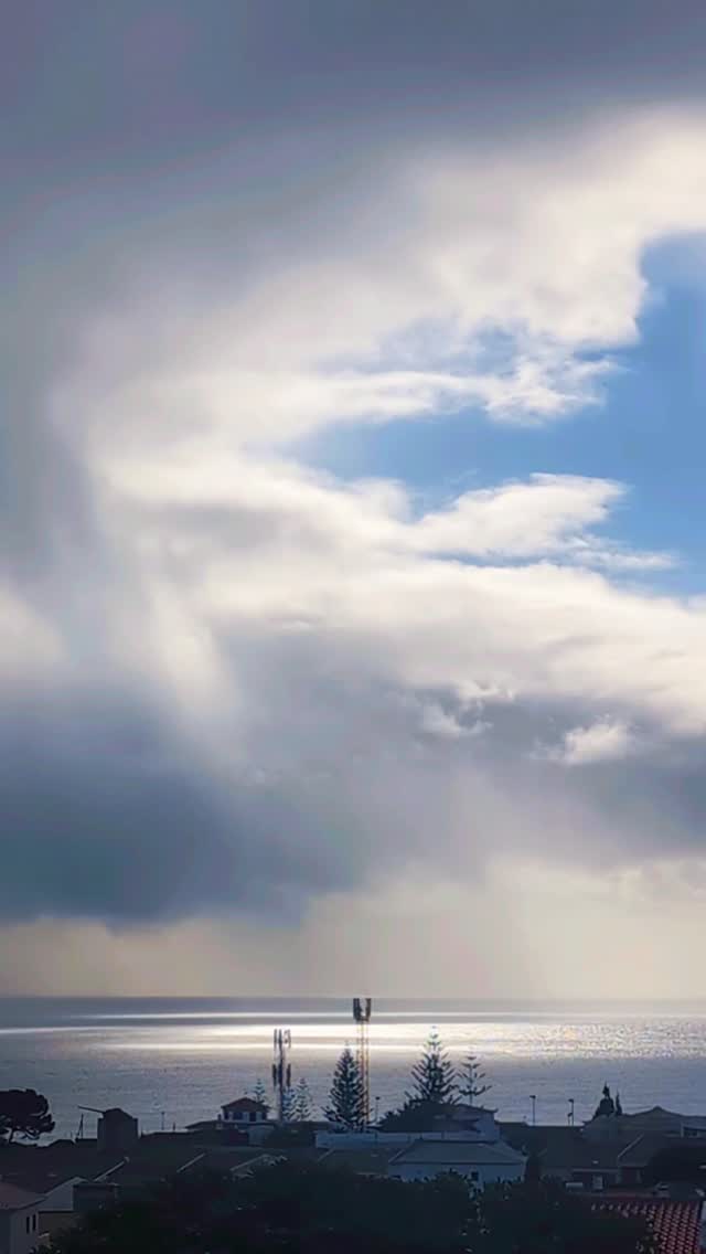 Our winter sky is magnificent.
Rain on the left and sunshine on the right hand side. All seasons of life at a glance.
#portosantoisland #portosantoisland❤️ #howtoportosanto #portosanto #ilhadourada #portugal