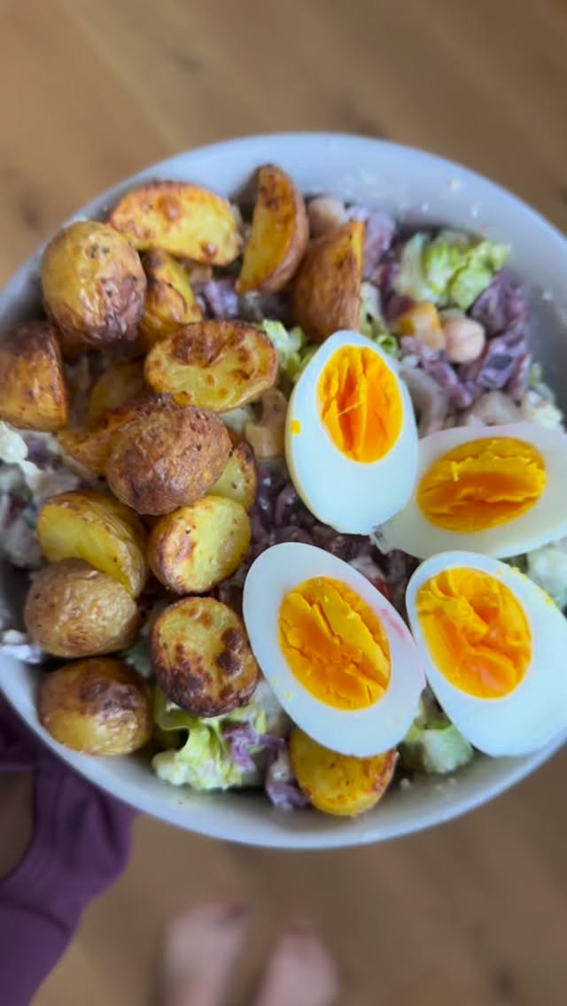 EASY SALATBOWL😍
__________________
Eines meiner absoluten Favorits, wenn es schnell gehen soll 🥲😍
.
Was gibt’s bei euch wenn es schnell gehen soll (und trotzdem gesund & proteinreich)?😋
.
.
#salatbowl #bowls #lecker #protein #airfryer #airfryerrecipe #recipe #fitness #coaching #fitmum #ernährungsberatung #foodie