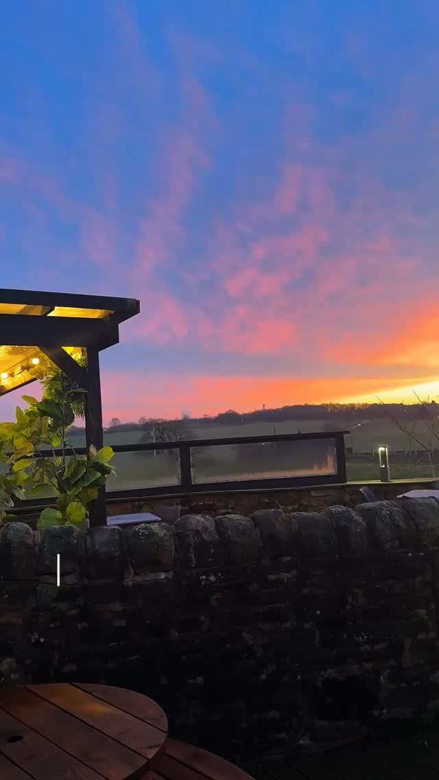 A sunset worth sitting outside for 🧡
#northwestspubs #rivington #countrypub #rivingtonsunset
