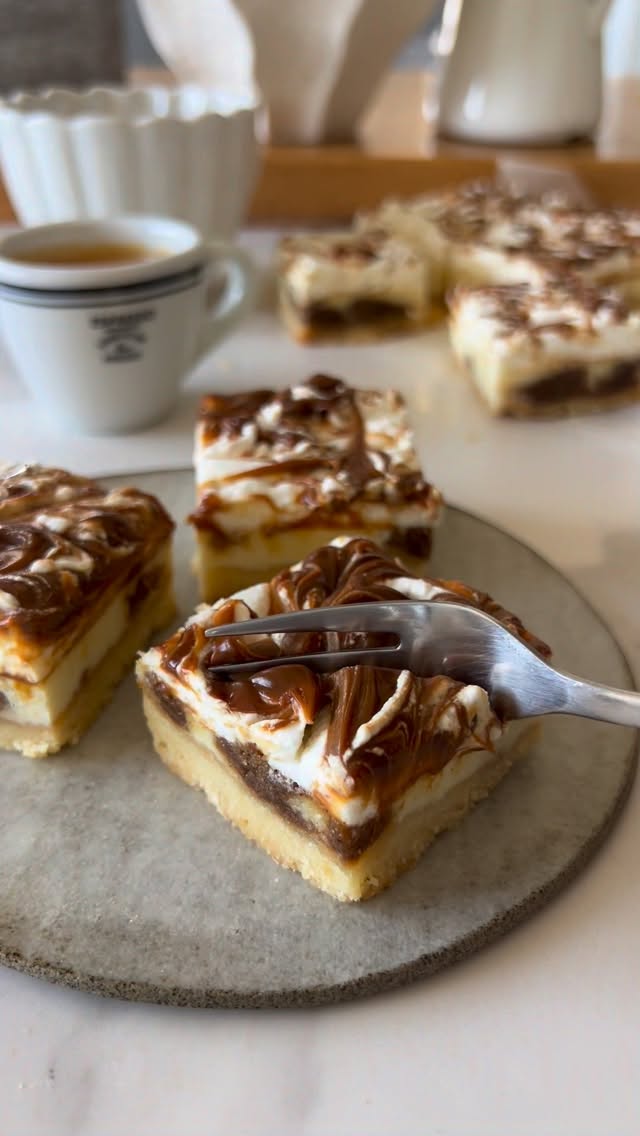  עוגת גבינה
סינבון רול
השילוב הזה פשוט חלומיייי
המרקמים משתלבים בול
תבנית 24
באיזה סוג שבוחרים שימו לב זה לא עוגה גבוה.
לבסיס:
140 גרם קמח (1 כוס)
50 גרם אבקת סוכר( 5 כפות)
100 גרם חמאה קרה חתוכה לקוביות קטנות
קורט מלח
1 חלמון
לבלילת הגבינה:
250 גרם גבינה לבנה 9%
100 גרם שוקולד לבן
60 גרם שמנת מתוקה
כפית מחית או תמצית וניל אמיתית
2 ביצים
לבלילת הסינמון:
2 כפות קמח
20 גרם חמאה רכה מאוד
כפית קינמון
70 גרם סוכר חום כהה
לציפוי קצפת:
190 גרם שמנת מתוקה
כף אבקת סוכר
כף אבקת פודינג וניל
אופן ההכנה:
מחממים תנור ל175 מעלות.
בקערת מיקסר עם וו גיטרה או במעבד מזון אפשר גם ידני.מערבלים חמאה אבקת סוכר מלח וקמח לפירורים דקים מוסיפים חלמון ומערבלים בקצרה לבצק אחיד (במידה והבצק לא מתאחד מוסיפים כף מים קרים)
מרדדים את הבצק בין 2 ניירות אפיה מניחים בתחתית התבנית ואופים 12-15 דקות עד שהבצק זהוב ואפוי היטב ומצנניםלחלוטין.
מכינים את בלילת הגבינה:
מחממים תנור ל150 מעלות חום עליון תחתון לא טורבו.
ממיסים שוקולד לבן ושמנת מתוקה (60 גרם)
לתערובת אחידה מוסיפים וניל וגבינה וביצים טורפים לתערובת אחידה ללא גושים.
יוצקים את בלילת הגבינה על הבסיס האפוי.
מניחים תערובת סינמון על בלילת הגבינה מפזרים על פני הבלילה.
אופים 40 דקות ומצננים.
מצננים ומכינים קצפת:
מקציפים שמנת סוכר ופודינג לקצפת יציבה.
מורחים קצפת מזלפים ריבת חלב משיישים.
ופורסים לקוביות.
העוגה נשמרת 3-4 ימים במקרר.