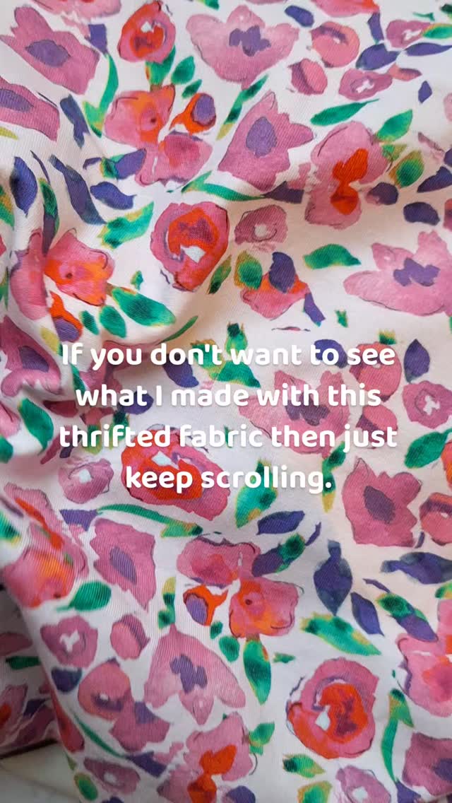 Gevonden in de kringwinkel en nu... Iets helemaal anders 🤭. Het antwoord staat op mijn profiel 🧐.
**
Ik ben Mona en deel al mijn duurzame tips en tricks in mijn downloadbare tweedehands gidsen én inspireer graag met tweedehands en zelfgemaakte outfits 💚♻️