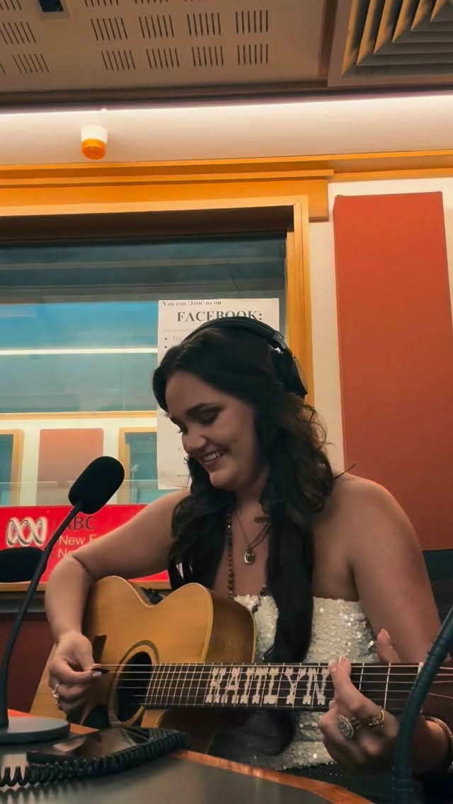Day 2 at Tamworth Country Music Festival and it was non-stop! 🎙️✨
Kicked things off live on ABC Radio with the amazing Natacha Curnow, then jumped on 2TFM with Sharnae Birkett, and wrapped the day on Logan FM with Mal West.
So grateful for every chat, every spin, and every chance to share the music. This festival energy is unreal — and we’re only just getting started 🔥🎶
@tcmf_official
@abcnewslive
@tmfm955
@101fmlogancity
#TamworthCountryMusicFestival #TCMF2026 #CountryMusicAustralia #RadioTour #FestivalDiaries