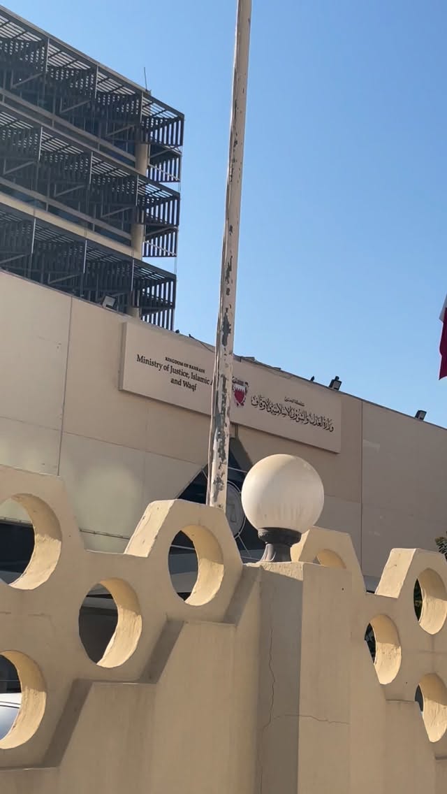 لا تترك حقك بحجة (انا ما ادخل المحاكم)!!
التقاضي حق كفله لك الدستور في مملكة البحرين، وحصولك على حقك مربوط بسعيك له..
الباب الثالث من دستور مملكة البحرين
مادة -20-
و - حق التقاضي مكفول وفقا للقانون .
#بالقانون_نحميك #المحامية_فاطمة_أمين