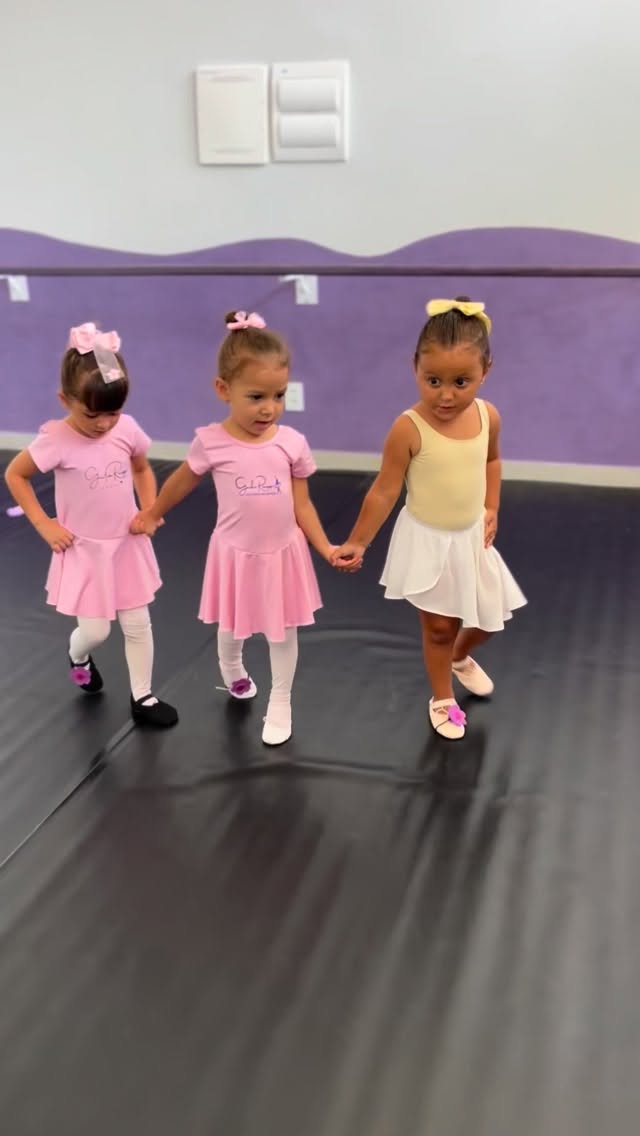 Primeira semana de aulas ✨
Como é bom rever nossas bailarinas, e conhecer novas amizades dançantes 💜
#ballet #bailarina #jazz #maternidade #piçarras #picarrasbeach #itacolomipiçarras #balneariopicarras