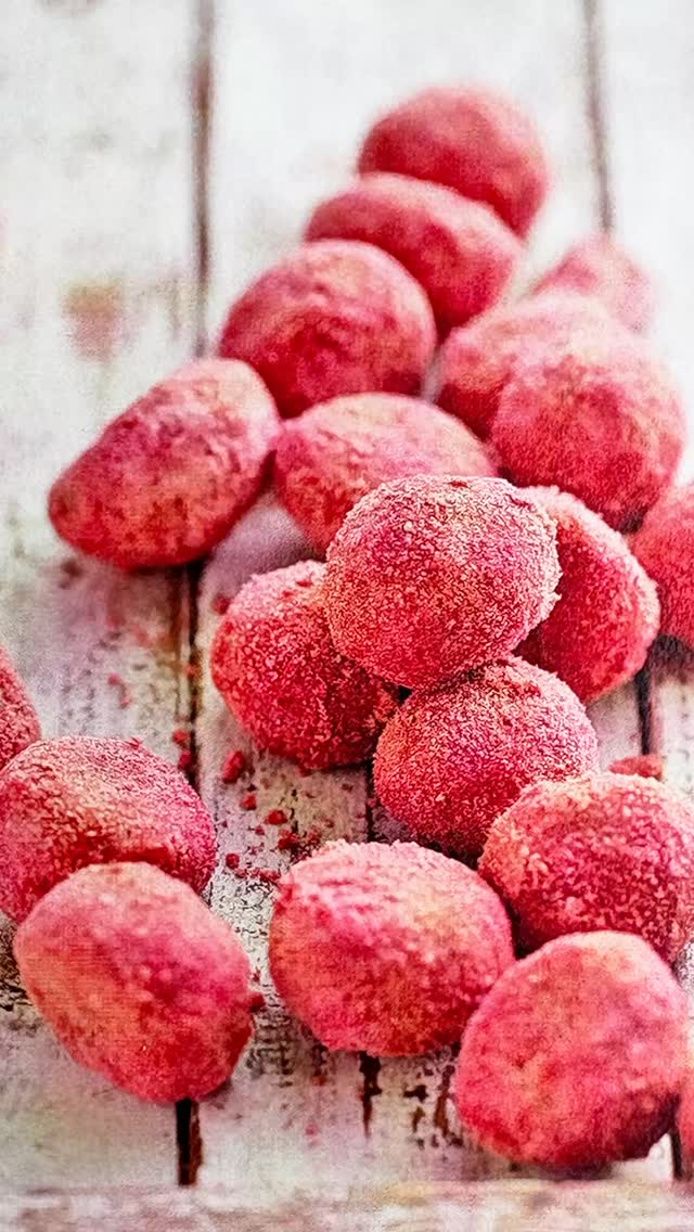 【そば粉のクッキーアソート缶】
pic1:サクホロ食感でほんのり甘酸っぱく、可愛らしい「スノーボールいちご」
pic2:2色のコントラストがきれいで大人の味わい「緑茶チョコクッキー」
pic3:そばの実カフェsoraさんでも人気!食べてもにこにこ「スマイルクッキー」
pic4:そばの実キャラメルでつくる香ばしい「そばの実フロランタン」
pic5:さっくり食感であと引く美味しさ、一口サイズの「チョコサンドクッキー」
1月の『そば粉100%を愉しむ教室』は《おやつの会》。
そば粉100%でこれらのクッキーをつくってアソート缶にします。
12cm×12cm×高さ5cmの缶にクッキーを詰め合わせたら、ラッピングしてお持ち帰り。
バレンタインデーのプレゼントにしてもいいですね。
《おやつの会》は、季節に合わせたそば粉100%のお菓子をつくってお持ち帰り。
午後からのスタートで、実習の後は、ともこさんがつくったお菓子とお茶などのおやつを楽しんでいただきます。
===============
『そば粉100%を愉しむ教室』
1月《おやつの会》13:00スタート
「そば粉のクッキーアソート缶」
===============
キャンセルがありまして、あと1名様お席ございます。
直前ではございますが、ご都合よろしい方いらっしゃいましたら、ぜひそば粉を愉しむ時間をご一緒しましょう!
*・・・*・・・*・・・*
【開催日時】
2026年1月21日(水) 13:00-16:00
詳細、お申し込み、お申込み締め切は、プロフィールURLより
「イベント案内・お知らせ」をご覧ください。
@morinone.ks
*・・・*・・・*・・・*
『そば粉100%を愉しむ教室』
講師は「そばの実カフェsora」の小池ともこさん。
@sobanomi_sora
グルテンを含まないそば粉の魅力と美味しさをお伝えし、そば粉100%を愉しんでいただく教室です。
そば粉のパンや焼き菓子、そば粉やそばの実を使ったお料理などを実習でつくります。
魅力いっぱいのそば粉とそばの実を、日々の食卓にぜひ~♪
- - - - - - - - - - - - -
※写真はイメージです。実習で作るものは材料や仕上がりが異なることがあります。
#そば粉100%を愉しむ教室
#そば粉のクッキー
#クッキーアソート缶
#グルテンフリー
#そばの実カフェsora