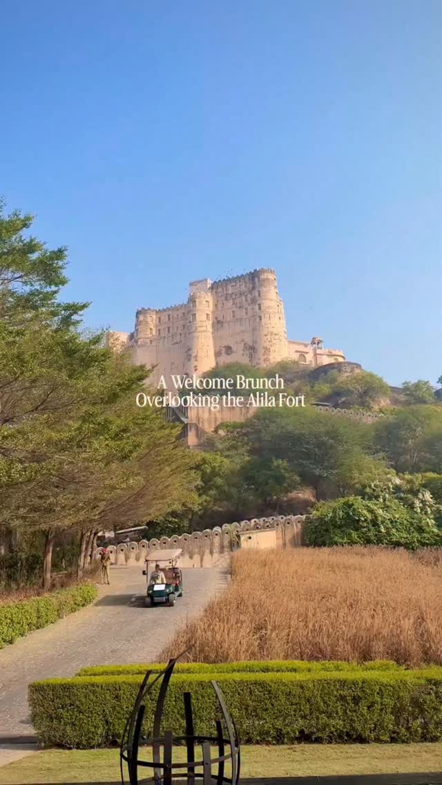 A welcome brunch overlooking the alila fort
Planners @weddingsbyesl
Shot by @theweddinggramco
Photographer @raabta.studios
Design & Decor- @amithoodaaesthetics
#crossculturewedding #fyp #viralreel