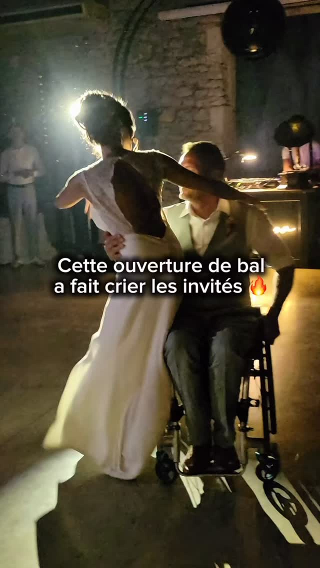 Il y a des ouvertures de bal.
Et puis il y a ces moments-là.
Ceux qui font crier une salle entière.
Ceux qu’on n’oublie jamais.
Pour G & F, cette ouverture de bal était faite de sincérité, de douceur
et d’un amour qui dépasse tout ✨
Une danse vraie.
Une émotion collective.
Un moment suspendu. 🤍
Leurs mots après la danse :
« Natacha a su nous mettre à l’aise et surtout s’adapter, avec une sensibilité et une créativité remarquables, à notre particularité. Elle a imaginé une chorégraphie unique, à notre image.
Natacha, nous te serons éternellement reconnaissants de nous avoir permis de réaliser ce que nous pensions impossible. » 💜
Mariés 2026–2027 : votre ouverture de bal peut être à votre image.
Écrivez-moi pour créer ensemble un moment qui vous ressemble. 🤍
Lieu de réception / Venue : @domaine_la_baraque_de_serignac
Chorégraphe / Choreographer : @synbaldanse
Photographe / Photographer : @ems_photographe
Wedding planner / Coordination : @ophelie.torres.wedding.planner
Design floral / Floral design : @histoiredange
DJ & bar à vinyles : @aurelienmonet
Coiffure & MUA, bijou de cheveux / Hairstyle & MUA, hair ornament : @annelie_artistmakeup_coiffure
Traiteur / Catering : @ledelicedesprinces
Mixologue / Cocktails : @cocktails.van.and.co
Officiant(e) de cérémonie / Celebrant : @marie.lp.wedding
Photobooth : @photoboothdusud
Robe / Bride dress : @ateliertwentysix
Location mobilier / Furniture rental : @cocotouchdeco
Alliances / Wedding rings : @atelier_du_soleil_fou
#ouverturedebal #weddingdance #mariage2026 #danseinclusive #weddingfrance