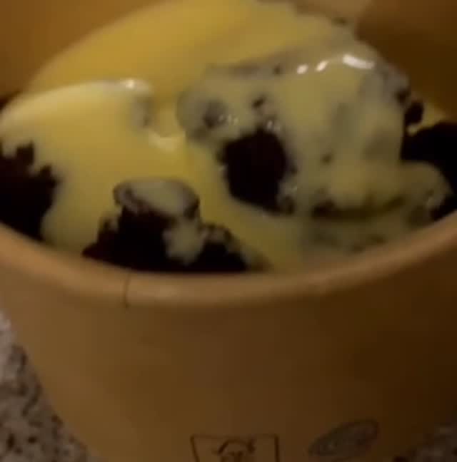 A quick sneak peak at our Brownie Bowls!
Fresh baked brownie topped with hot custard or ice cream 🤤
Get yours at Crumble Country tonight (Sat 17/1) from 17:30-21:00!
#brownie #brownies #brownielover #custard #icecream #dessert #dessertshop #hoole #chester